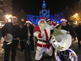 Santa Claus and the band Dixilan