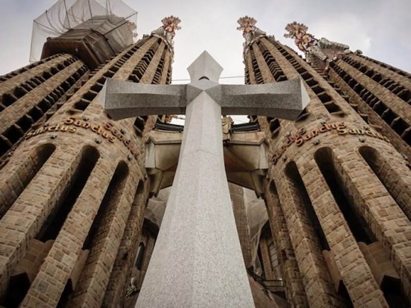 La Creu Gloriosa s’instal·la a la Sagrada Família