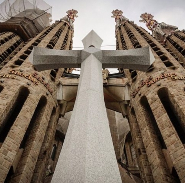 La Creu Gloriosa is installed in the Sagrada Familia